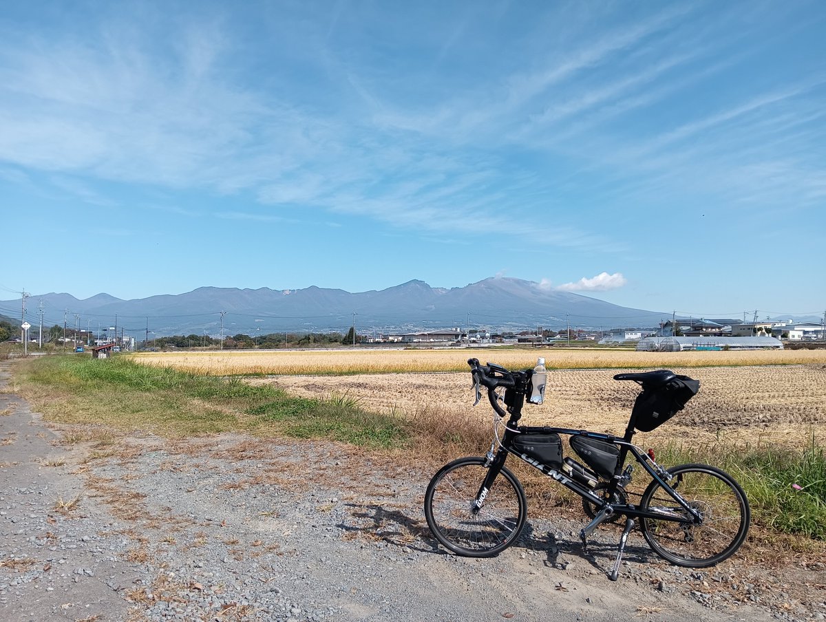 akaginoroshi's tweet photo. 今年最後の200kmブルベ、ローマンの休日完走。内山峠後の鳥居峠までの20km700mupがとにかく大変で傾斜の急な箇所は6km/hしか出ず修行の時間を過ごした。天気は秋晴れ。上毛三山、信州の景色良かった。タイムは12時間27分？だった。
#BRM1017群馬200よしおかローマンの休日
#ミニベロランドヌール https://t.co/jR0z3ib5Ng