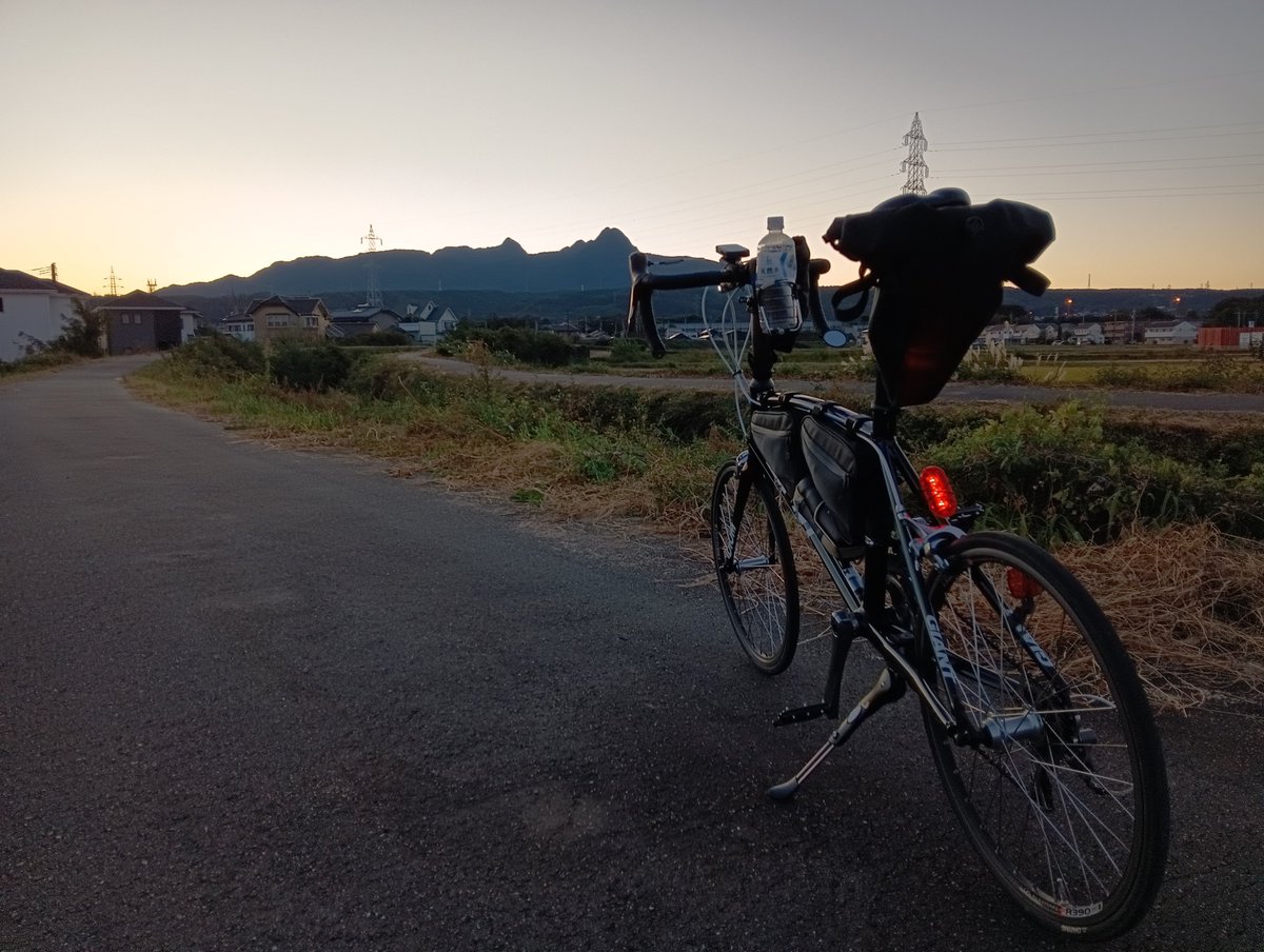 akaginoroshi's tweet photo. 今年最後の200kmブルベ、ローマンの休日完走。内山峠後の鳥居峠までの20km700mupがとにかく大変で傾斜の急な箇所は6km/hしか出ず修行の時間を過ごした。天気は秋晴れ。上毛三山、信州の景色良かった。タイムは12時間27分？だった。
#BRM1017群馬200よしおかローマンの休日
#ミニベロランドヌール https://t.co/jR0z3ib5Ng