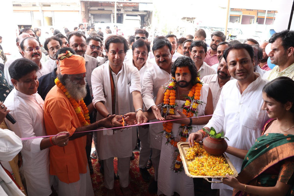 JVSinghINC's tweet photo. आज राघौगढ़ में पूज्य संत श्री बृजकिशोर पारीक गुड्डा महाराज जी एवं श्री बालकदास जी महाराज के करकमलों से श्री राहुल वत्स जी के नवीन प्रतिष्ठान ‘श्री ग्राफिक्स डिजिटल प्रिंटिंग’ के भव्य शुभारंभ समारोह में सम्मिलित होने का सुअवसर प्राप्त हुआ।
इस शुभ अवसर पर विधानसभा क्षेत्र श्रीरामपुर, महाराष्ट्र से माननीय विधायक श्री हेमंत ओगले जी की गरिमामयी उपस्थिति रही। वे हमारे राघौगढ़ दीवान परिवार के दामाद भी हैं।
श्री राहुल वत्स जी को नवीन प्रतिष्ठान के शुभारंभ पर हार्दिक बधाई एवं उज्ज्वल भविष्य की अनंत शुभकामनाएँ। 
प्रभु श्री राघौ जी महाराज की कृपा सदैव बनी रहे।