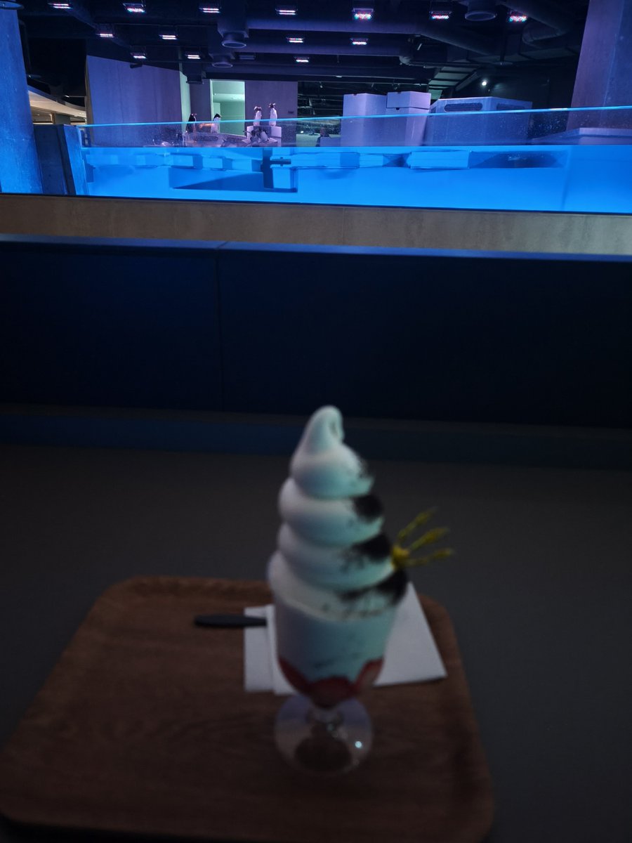 rare6693's tweet photo. ペンギン見ながらパフェ食べてる https://t.co/PlawTGUDpn