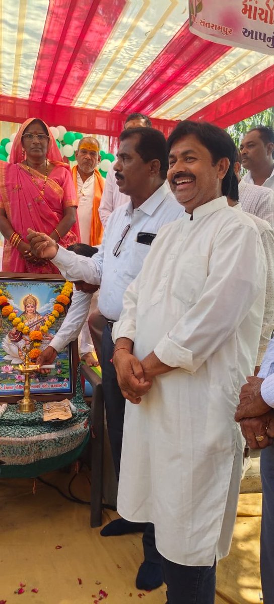 ArvindBariya8's tweet photo. મોચોડ પ્રાથમિક શાળામાં આચાર્ય માં ફરજ બજાવતા શ્રી સરતનભાઇ શનાભાઈ ખાંટ ની વય નિવૃત્તિ સમારોહ માં હાજર રહી આગલું જીવન નિરોગીમય અને આનંદમય નીવડે તેવી ભગવાન ને પ્રાર્થના.. https://t.co/MELsw99jSt