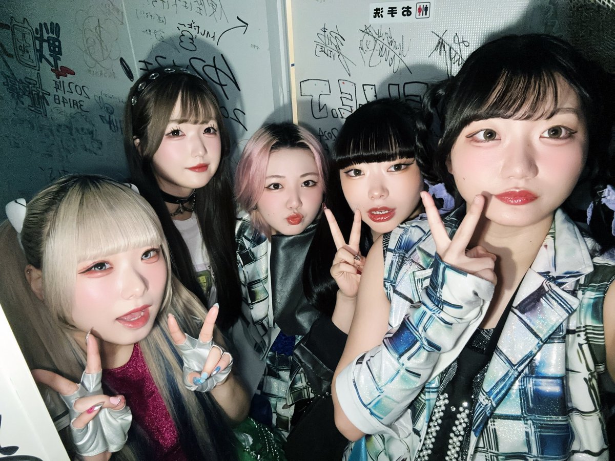 lambda_idol's tweet photo. 🚀#ラムダ速報🚀

10月17日(土) @ RE:XiON HALL
BUTABA-LIVE　

アリガトウゴザマシタ🪐
明日モライブ2本‼️
ヨロシク‼️

次回ライブ🚀
10月18日(日)
ピタッと。TNCまつり2026
@ TNC放送会館およびその周辺

🎫 サイト内「SCHEDULE」をチェック！
https://t.co/VqPTV9MBna

#BADKNee #LΛMBDA https://t.co/ia6mjhzmNC