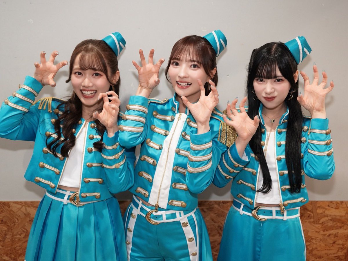 ClariS_Staff's tweet photo. 「Live or Treat 2026」
ありがとうございました👻✨

新曲「#シンクロブルー」を初披露したよ✈️💙
衣装も似合ってる？🫶

初めて聴いた方にも、楽曲の世界観が伝わっていたらいいなっ🎧
大阪の皆さんにまた会えますように💫

Happy Halloween🎃

#ClariS 🧡🩷🩵

#LiveorTreat https://t.co/dRLSJsiM7O