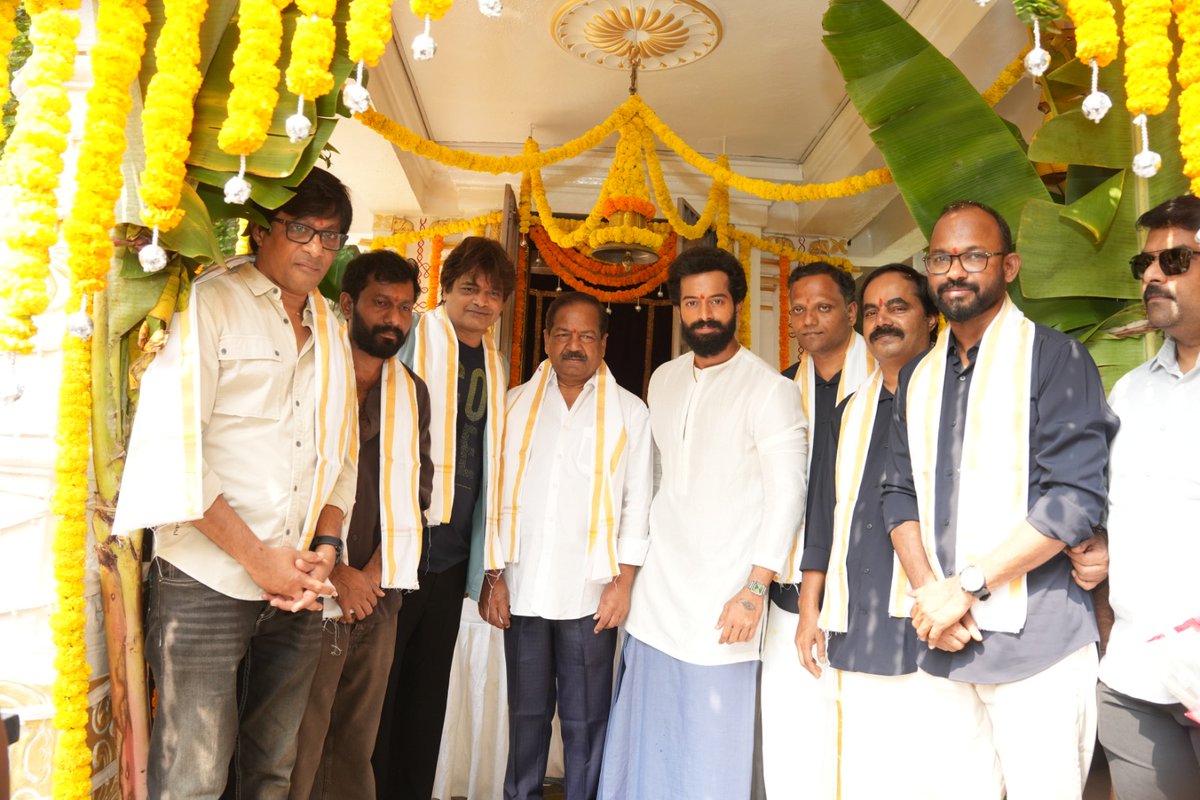 tupaki_official's tweet photo. యూట్యూబ్ సెన్సేషన్ #Ajay హీరోగా కొత్త సినిమా ప్రారంభం!

యూట్యూబ్‌లో #AyeJude గా గుర్తింపు పొందిన అజయ్ హీరోగా తెరకెక్కనున్న కొత్త చిత్రం రామానాయుడు స్టూడియోస్‌లో పూజా కార్యక్రమాలతో ప్రారంభమైంది. రాము కొప్పుల దర్శకత్వంలో నెక్సస్ సినిమాస్, స్కైబ్లేజ్ సిల్వర్ స్క్రీన్ బ్యానర్లపై నెక్సస్ శ్రీధర్, దీపక్ ముస్త్యాల ఈ చిత్రాన్ని నిర్మిస్తున్నారు.

చైతన్ భరద్వాజ్ సంగీతం అందిస్తున్న ఈ సినిమా ప్రారంభోత్సవంలో దర్శకులు #BGopal #HarishShankar #BuchiBabuSana చిత్ర బృందానికి శుభాకాంక్షలు తెలిపారు.

#AyeJude01 #TeluguCinema #Tupaki

Follow 👉 @tupaki_official