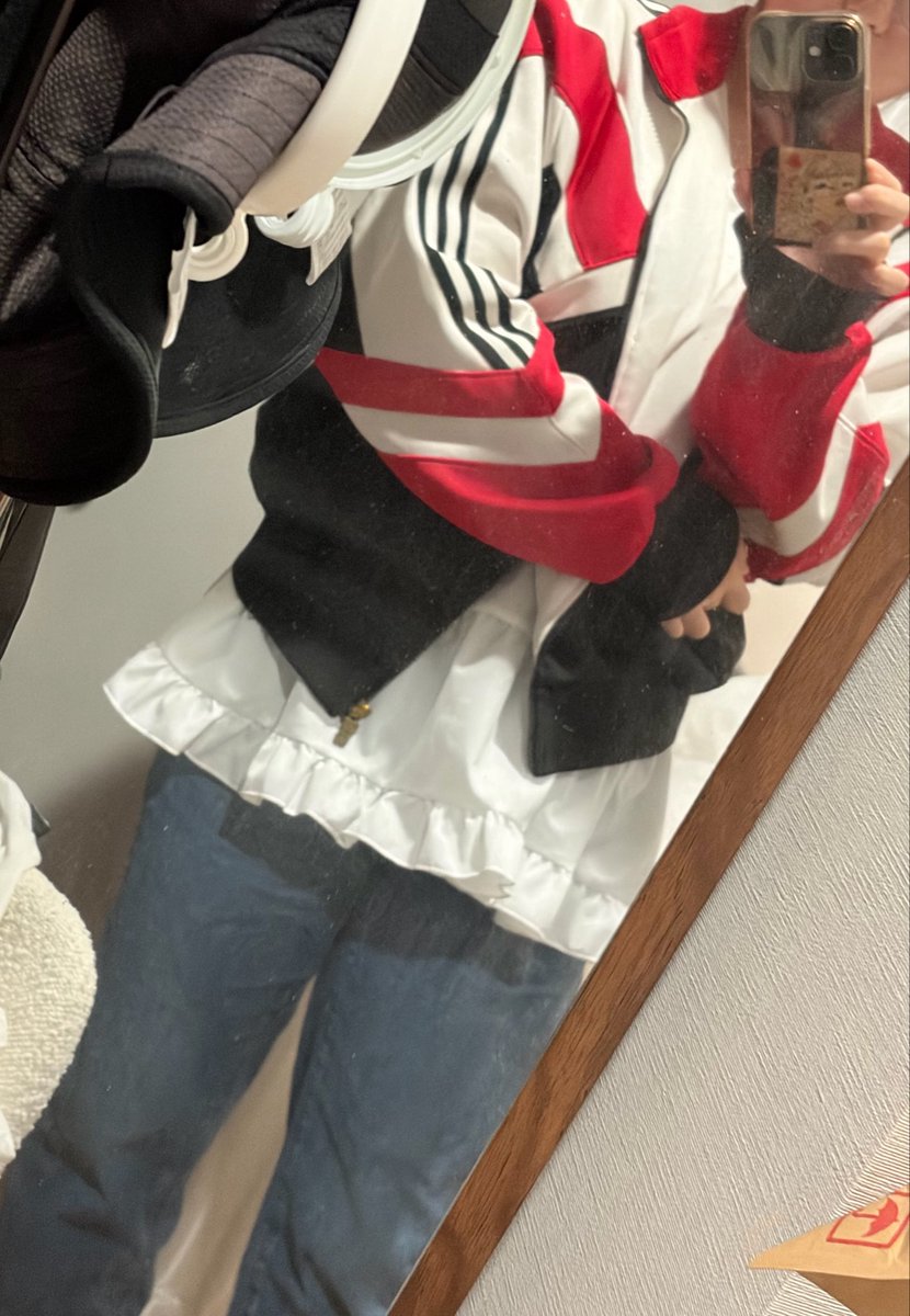 kuromeganePC's tweet photo. 今日の服
何かレイヤード？みたいな何かちょっとレース素材出てると可愛いみたいな….?やつやったけど、ジャージ脱いだら露出狂に近しくなったやつ https://t.co/9vGc6ctYLo