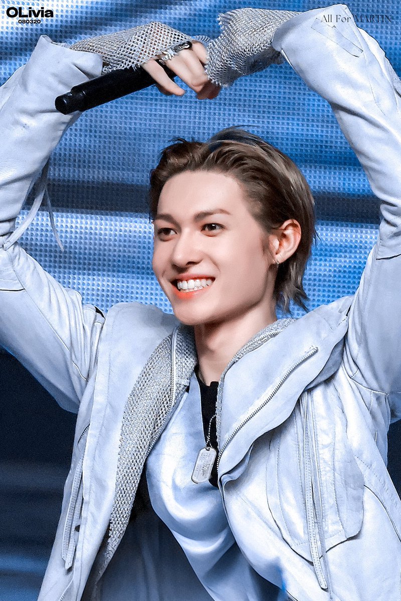 perganderevyo7's tweet photo. Martin’s stage charisma makes every performance more exciting, ACEDWARDS excellence with ROCKSTAR TEENBOI energy and MARSTANDARD grace.

MARTIN IN PRISMATIC LIGHT

#MARTINInPlainSight 
#MARTIN #마틴 https://t.co/kZ1olw4x7D