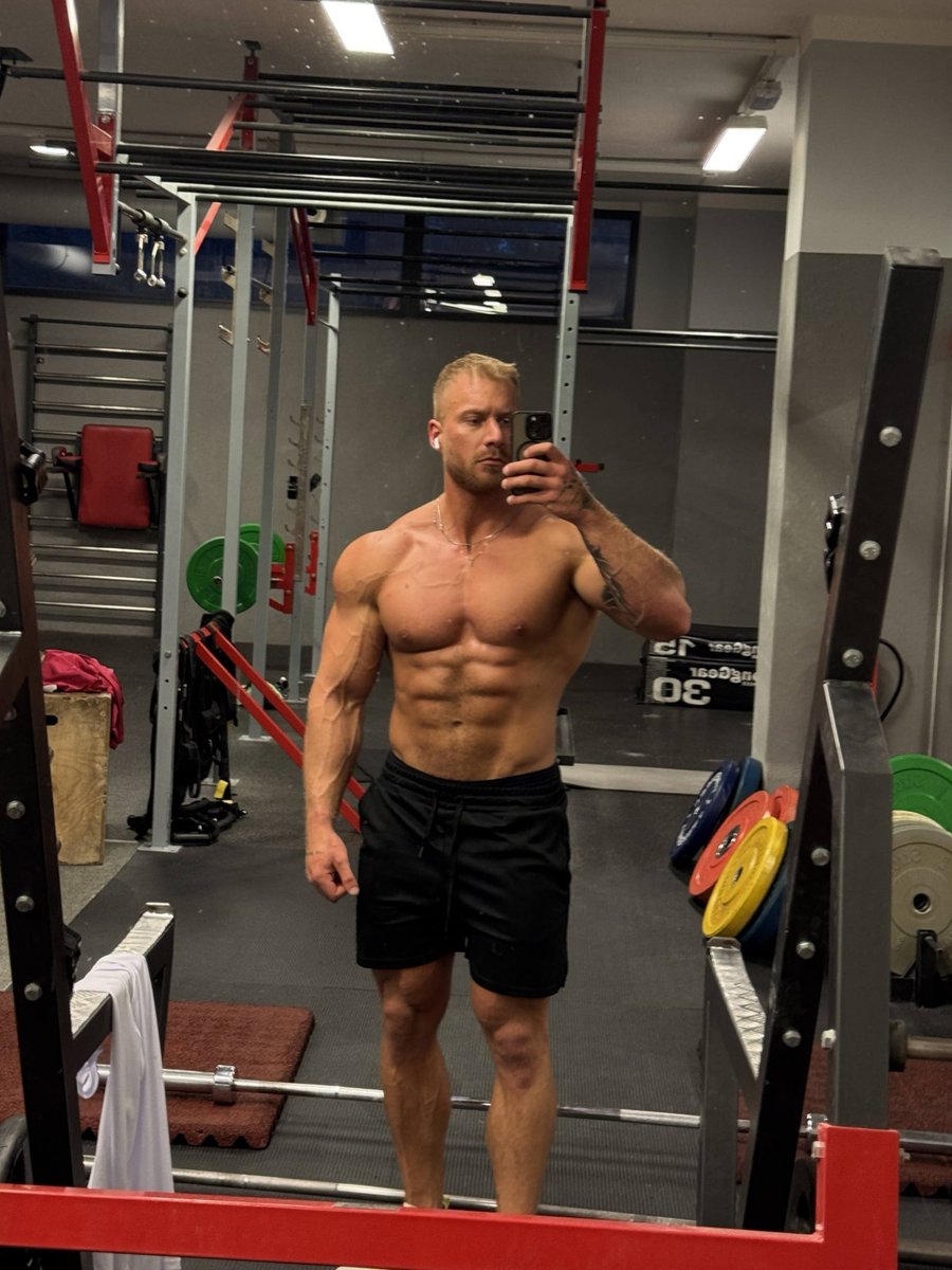 RishovSaha3's tweet photo. My gym bro put a Viagra in my protein shake and I only found out after I drank it. Now I’m home like this and it’s not going down anytime soon 😏 https://t.co/LoRhEPFPnN