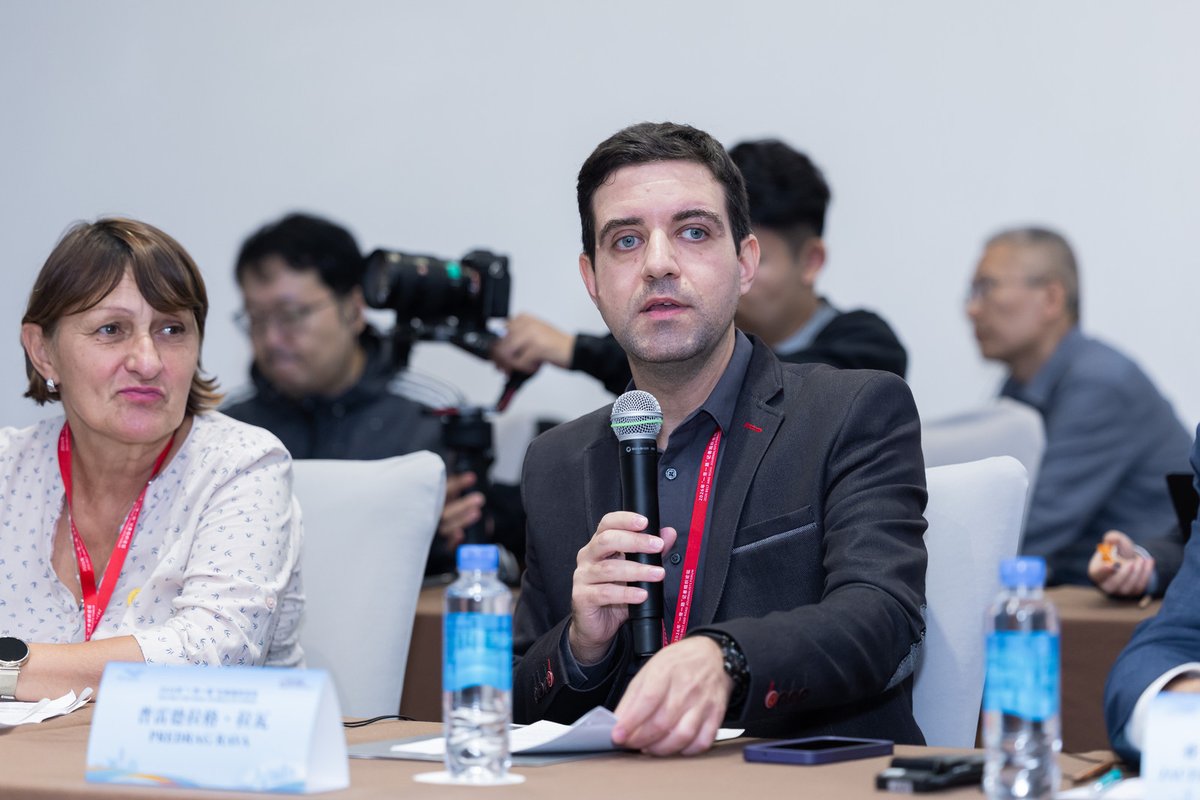 HereIsNanjing's tweet photo. 📰 How can journalism stay trustworthy in the AI era?
On Oct. 16, journalists at the 2026 Belt and Road Journalists Forum in Nanjing discussed news authenticity, emphasizing firsthand reporting and fact-checking.
#Journalism #AI #Nanjing #lensonjiangsu https://t.co/nF8evvI71N