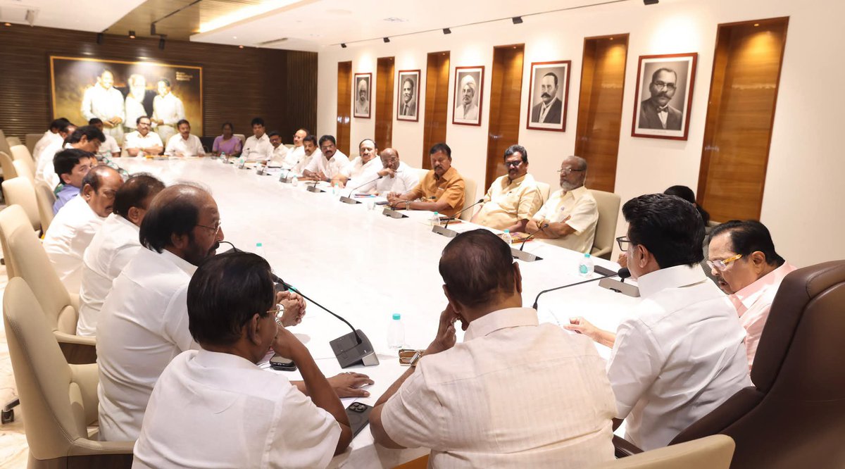 JiMuthu1988's tweet photo. வாக்குரிமையைப் பறிக்கும் SIR வேண்டாம்! மீண்டும் வாக்குச்சீட்டு முறையே வேண்டும்!
இன்று நடைபெற்ற தி.மு.க. நாடாளுமன்ற உறுப்பினர்கள் கூட்டத்தில் முக்கியத் தீர்மானங்கள்!
🔴 #SIR-ஐ முழுமையாக இரத்து செய்க!
🔴 தலைமைத் தேர்தல் ஆணையர் ஞானேஷ் குமாரைப் பதவிநீக்கம் செய்து விசாரித்திடுக https://t.co/Dft8yQohuq