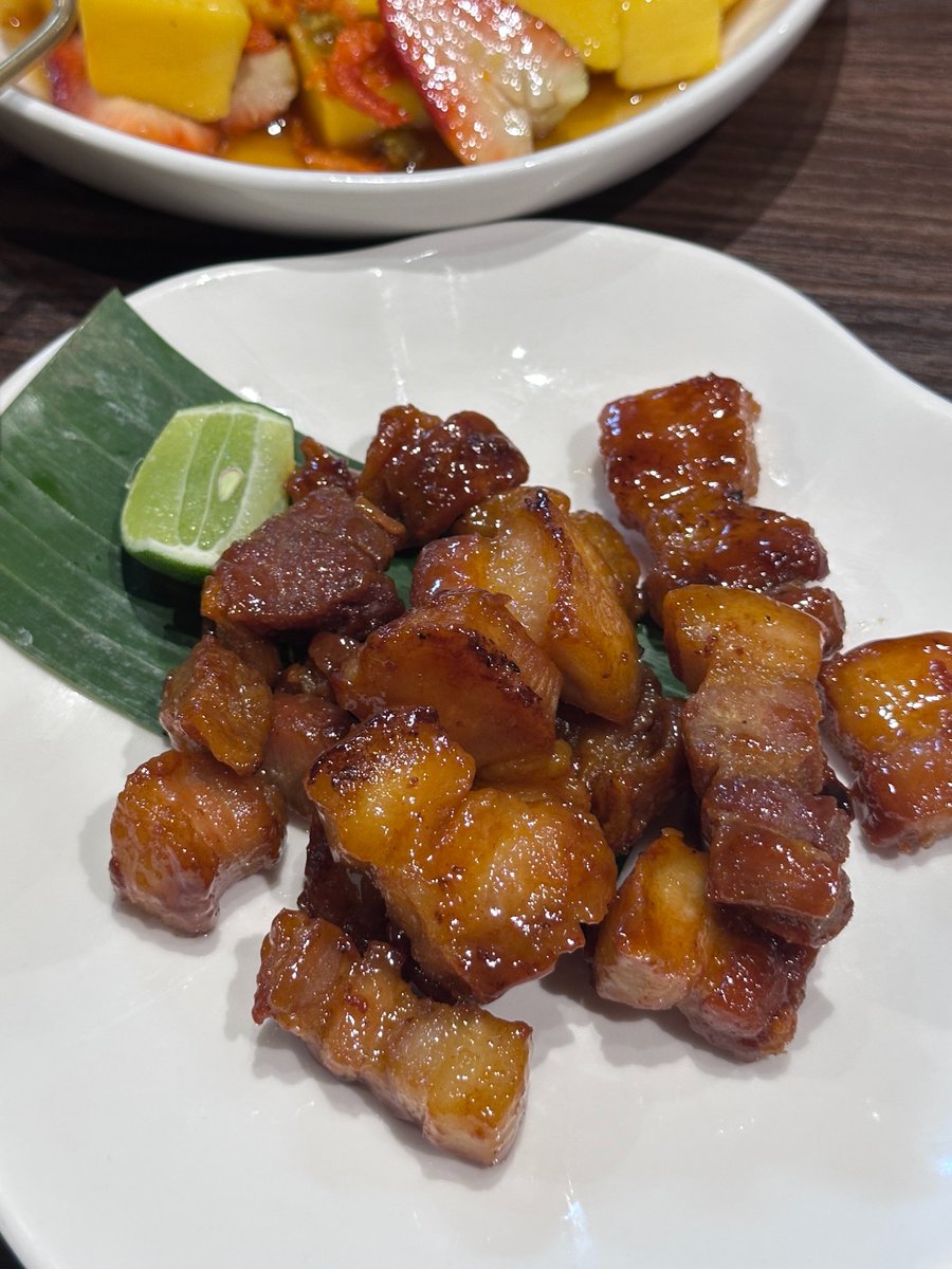 ispraews's tweet photo. มาซ้ำร้าน “หลืบจิ้นทอด” จุฬาซอย 1 ร้านอาหารฟิวชั่นเหนือ-อีสาน ก็คืออร่อยทุกอย่างจริงๆอะ 🥹🥹 เพื่อนๆยังชอบมาก รอบนี้ได้กินอ่องมันปูกับแจ่วฮ้อนแล้วคับ อร่อยมาก ทุกอย่างรสชาติดี ที่ต้องสั่งคือจิ้นทอดน้ำปลาเคี่ยวเลยอะ เนื้ออร่อยทอดดีมาก ใครไปบรรทัดทองแวะร้านนี้เถอะอร่อยจิงงง https://t.co/DAIYZlBnU2