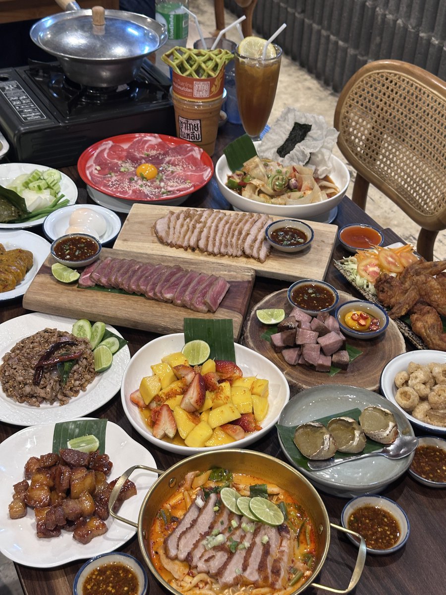 ispraews's tweet photo. มาซ้ำร้าน “หลืบจิ้นทอด” จุฬาซอย 1 ร้านอาหารฟิวชั่นเหนือ-อีสาน ก็คืออร่อยทุกอย่างจริงๆอะ 🥹🥹 เพื่อนๆยังชอบมาก รอบนี้ได้กินอ่องมันปูกับแจ่วฮ้อนแล้วคับ อร่อยมาก ทุกอย่างรสชาติดี ที่ต้องสั่งคือจิ้นทอดน้ำปลาเคี่ยวเลยอะ เนื้ออร่อยทอดดีมาก ใครไปบรรทัดทองแวะร้านนี้เถอะอร่อยจิงงง https://t.co/DAIYZlBnU2