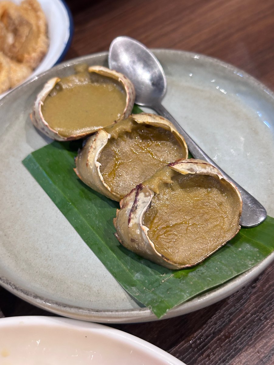 ispraews's tweet photo. มาซ้ำร้าน “หลืบจิ้นทอด” จุฬาซอย 1 ร้านอาหารฟิวชั่นเหนือ-อีสาน ก็คืออร่อยทุกอย่างจริงๆอะ 🥹🥹 เพื่อนๆยังชอบมาก รอบนี้ได้กินอ่องมันปูกับแจ่วฮ้อนแล้วคับ อร่อยมาก ทุกอย่างรสชาติดี ที่ต้องสั่งคือจิ้นทอดน้ำปลาเคี่ยวเลยอะ เนื้ออร่อยทอดดีมาก ใครไปบรรทัดทองแวะร้านนี้เถอะอร่อยจิงงง https://t.co/DAIYZlBnU2