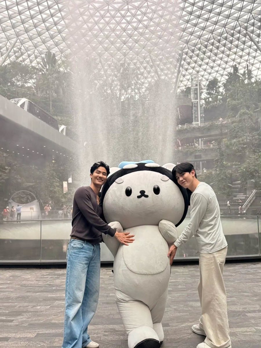About_TayNew's tweet photo. 2026.10.17
🍼🐻❄️🩵
@ visit_singapore #VisitSingapore #MadeInSingapore #PassionMadePossible #WeDontWaitForFun #POLCASAN
Cr. polcasan.gmmtv
#เตนิว #Tawan_V #Newwiee https://t.co/wP0U9lHqnd