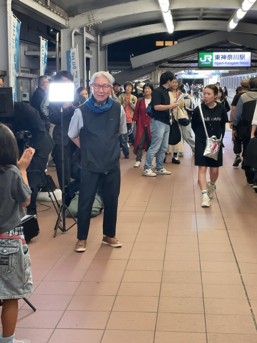 w_fujie's tweet photo. 山本理顕候補、東神奈川駅の最後の街頭演説に行ってきました。
マイクが落とされた後も、話したい人、写真を一緒に撮りたい人、サインをもらいたい人で、行列が出来ました。
彼は党や後援会の後ろ盾がなく、政治家としては素人ですが、横浜市民代表として私たちのことを考えてくれます。
ぜひ一票を！ https://t.co/K8DMi8voMf