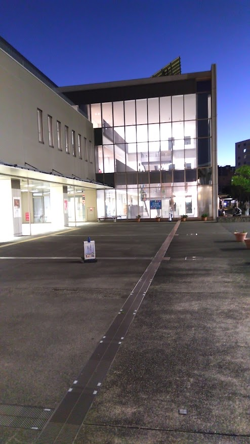 usagi0822's tweet photo. 仙台・宮城野区文化センターより帰宅。室生犀星作で映画化もされた「蜜のあわれ」を朗読劇という形で鑑賞。登場人物は３人に限られ、はかなさと少しのもどかしさが描かれ。見るキッカケは劇中の音楽を仙台のポップユニット「Tip-Top」の #小泉優（@kaeppp）さんが担当���れたので。貴重な体験だった。 https://t.co/MU77LjeyGJ