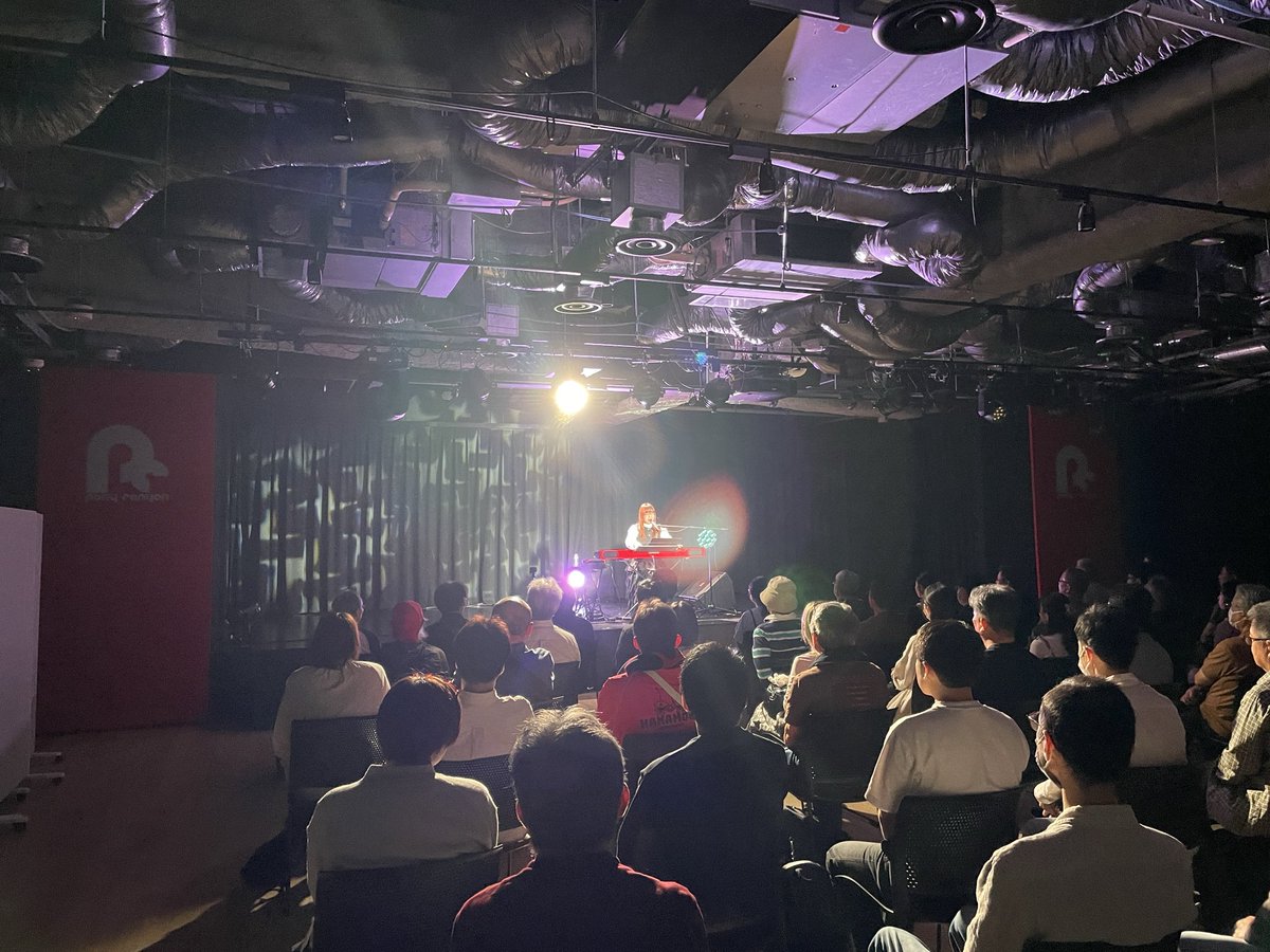 okuhanako's tweet photo. 奥華子アルバム『会いたいと思えること』豪華盤特典赤メガネの『全員赤メガネライブ！』(抽選)をやらせていただきました！

普段あまり歌わないようなマニアックな曲のみで、これまでの各アルバムからnewアルバムに繋がっているような1曲を選んでみました。ちなみに時間の都合で1曲歌わずでした。(ちなみに「大切なもの」を選んでました。)

1部と2部で基本的に同じセットリストだったのですが、さすがに代表曲もあったほうがいいかな？と思い多数決で1部では「初恋」2部ではマニアックで大丈夫とのことでした。笑

＊鳥と雲と青
＊君のためならできること
＊しあわせの鏡　
＊最後の恋
＊春夏秋冬
＊君にありがとう
＊曖昧な唇
＊彼女
＊初恋(1部のみ)
＊カスミソウ(2部のみ)
＊会いたいと思えること

みんな同じ赤メガネをかけている全員の集合写真をとらせてもらいました！
1部は椅子に座ったまま、2部はステージにて。ありがとうございました！！

またマニアックな曲だけのライブとかできたら楽しいなぁと思いました！

今回たくさんのご応募本当にありがとうございました！
#奥華子　#奥華子全員赤メガネライブ