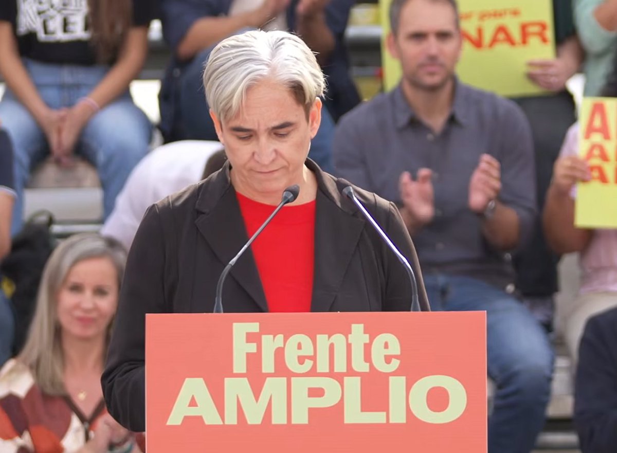 mrruss13's tweet photo. Colau no decía que dejaba la política? Ni dos años ha tardado en romper esa promesa, para romper otra en menos de una semana, que no iría en un proyecto que no estuviera Podemos, y aquí la tenéis como candidata del Frente Ferreras del PSOE. https://t.co/JRS8nw4v70