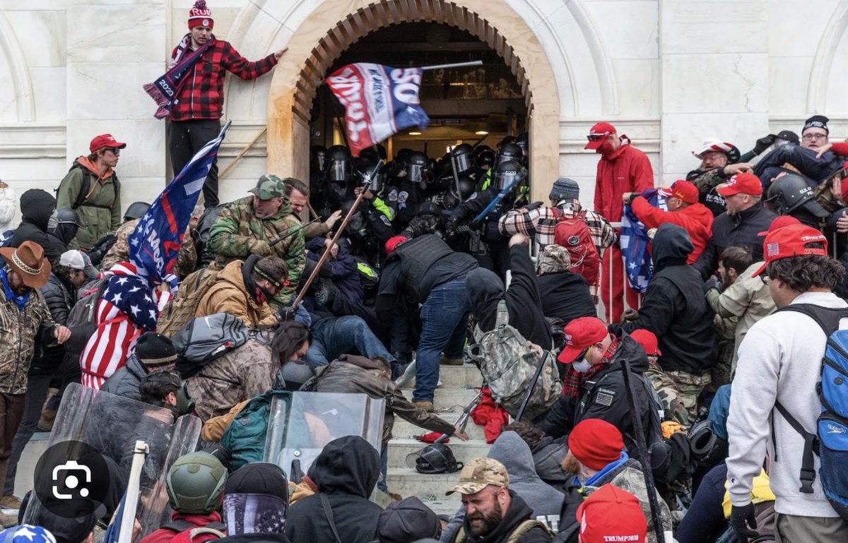CarolineFourest's tweet photo. Les images que nous voyons (l’invasion de la mairie de Marseille) n’ont rien à voir avec une demande de progrès ou de dignité. C’est une casse préméditée et nihiliste qui discrédite les revendications légitimes et vise nos institutions. Ce ne sont pas des images qui rappellent Mai 68, mais le 6 janvier 2021. Les drapeaux changent, mais ce sont les mêmes symptômes.
