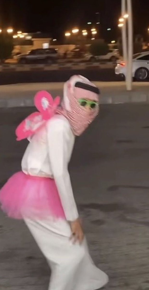 QUe49H's tweet photo. ارجل سعودي ممكن تقابله في حياتك 🇸🇦🇸🇦 
يا حليله لابس زهر😔 https://t.co/J9DVKKHXce