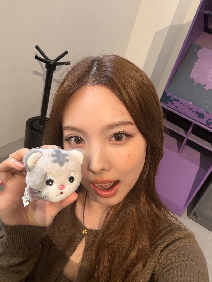 OT_9WICE's tweet photo. NAYEON: “Gracias a ONCE por estar a nuestro lado durante 11 años también. Por favor, denle mucho amor a TDOONGZ, y muéstrenle algo de amor a CHAETTY también. A. Nosotras también...”

Pedía que le dieran amor al TDOONGZ de Chaeyoung, ellas han extrañado tanto a su bebé 😭 https://t.co/w4mYCfDnhO