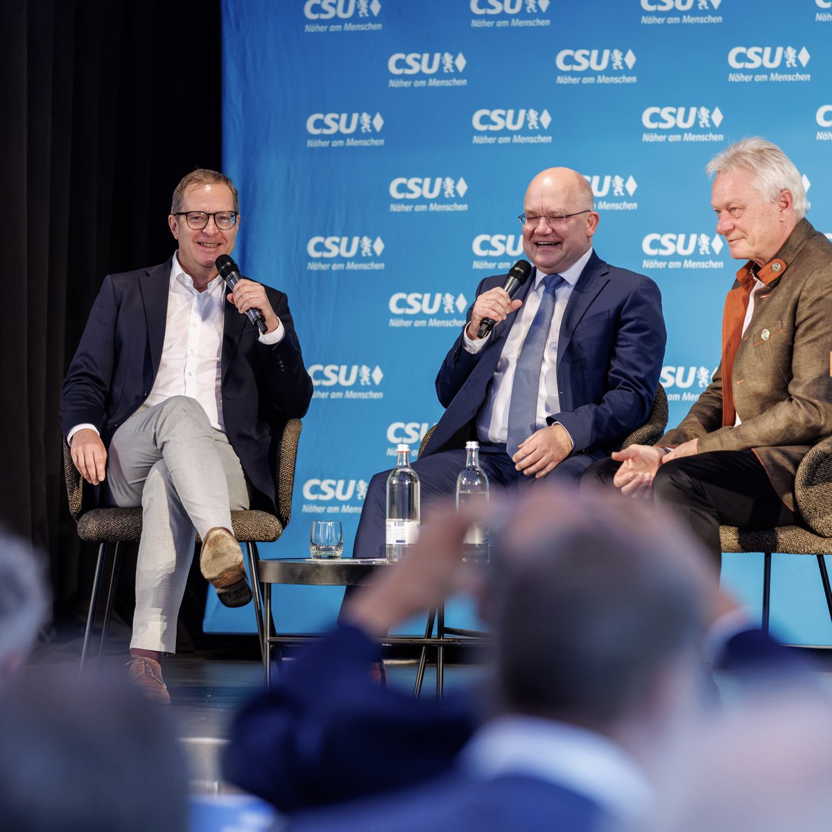 MartinHuberCSU's tweet photo. Heute zu Gast bei der Landesversammlung der Mittelstands-Union der @CSU in Straubing. Glückwunsch an den wiedergewählten Landesvorsitzenden Sebastian Brehm zu einem super Ergebnis von über 95 Prozent und an den gesamten gewählten Landesvorstand. Ein starkes Team! Danke an unseren Bundeslandwirtschaftsminister Alois #Rainer für den spannenden Impuls. Ohne starken #Mittelstand geht nichts in unserem Land. Er ist das Rückgrat unserer Gesellschaft. Unsere Betriebe schaffen Arbeits- und Ausbildungsplätze und sichern unseren Wohlstand im Freistaat. Wir müssen die #Wirtschaft weiter entlasten und setzten uns daher für weniger Bürokratie, niedrigere Steuern und eine faire Erbschaftssteuer ein. Die CSU stand und steht immer zu unseren mittelständischen Unternehmen, zu unseren Familienbetrieben, zum #Handwerk.