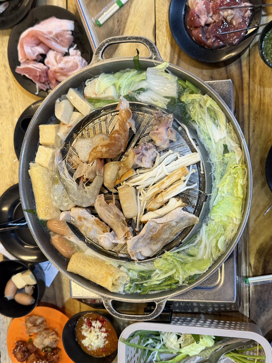 Lalalaaoey's tweet photo. มากินหมูกระทะร้านช้างม่อย
แล้วดูดิ จะกินน้ำจิ้ม แล้วให้คนก่อน ตัก!!!
คนปัจจุบันทำไงอะ คนโสดทำไงอะ 🫠🫠 https://t.co/s9VtJbQ9tK