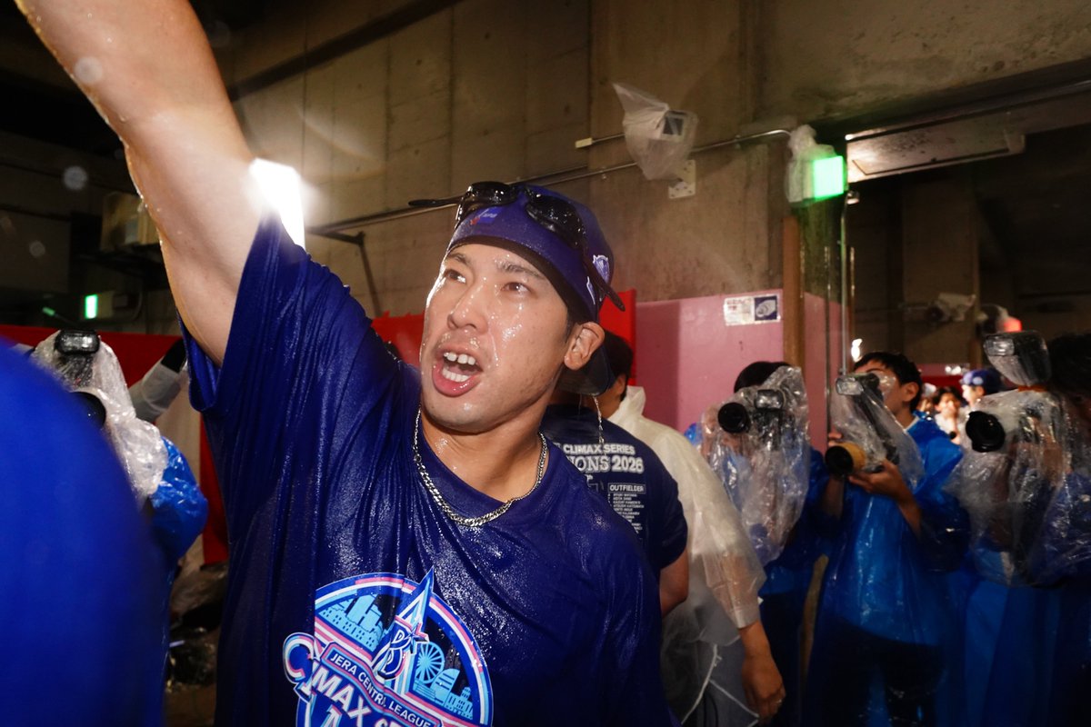 ydb_yokohama's tweet photo. 投球時と変わらず力強くビールをかける #尾形崇斗 選手💪

#ビールかけ 
#JERAクライマックスセ 
#CLIMAX 
#baystars https://t.co/fbZ6iod9Ow