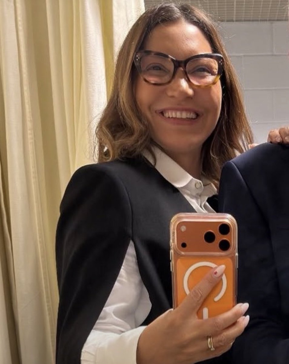 Schneid3n's tweet photo. 🚨URGENTE - Janja encomenda o novo iPhone Duo de 2 TB na pré-venda. Modelo custa R$ 30.999,00. A primeira-dama também encomendou um iPhone 18 Pro Max de 2 TB, que custa R$ 21.999,00, para deixar de reserva caso não se adapte ao flip do Duo.

Janja troca de celular sempre no lançamento, desde 2023. Seu aparelho atual é um iPhone 17 Pro Max laranja de 2 TB comprado no lançamento em 2025, tendo custado à época R$ 18.499,00.

A esposa de Lula trata qualquer questionamento às suas compras como "misoginia".