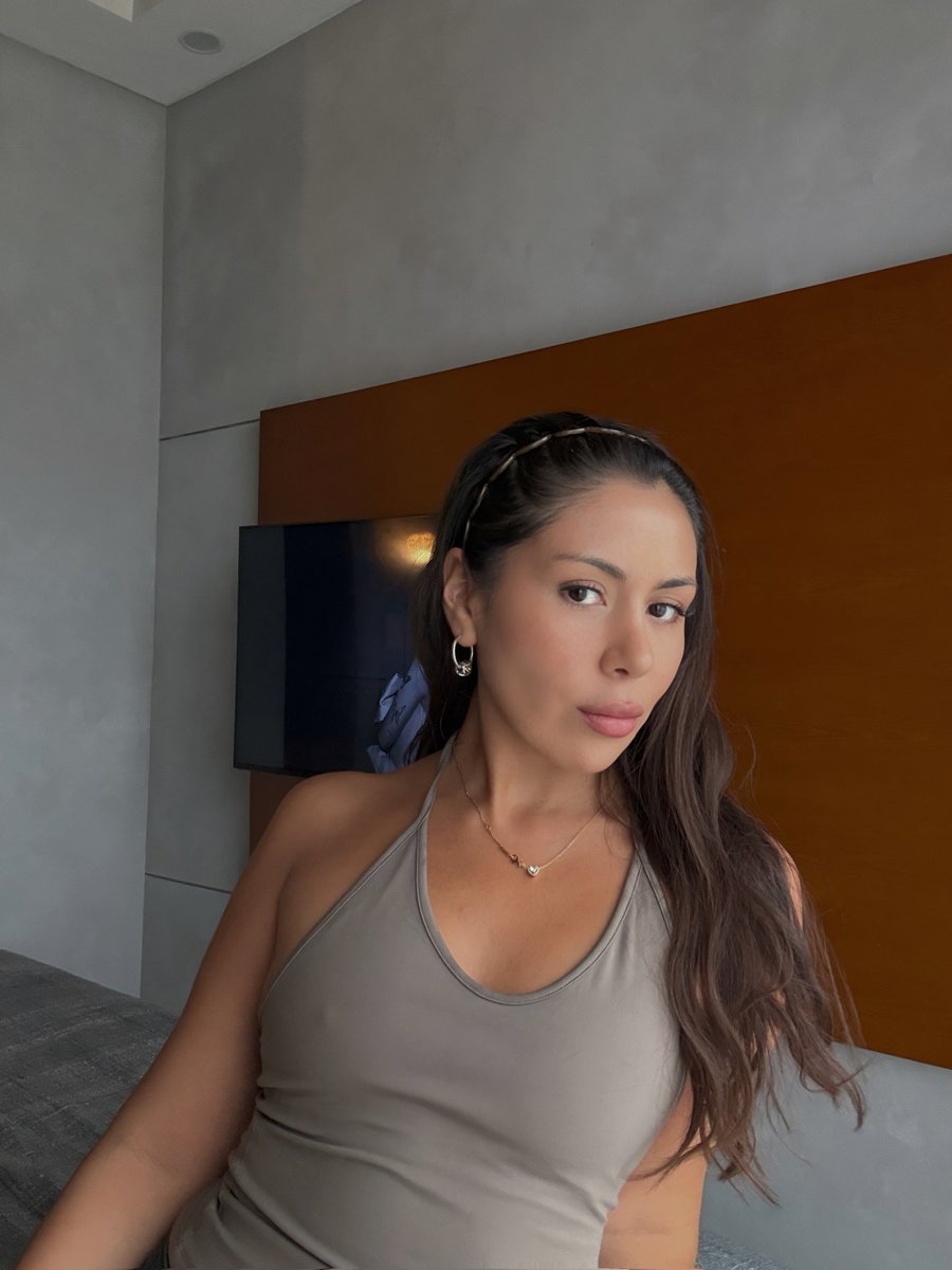 Bellaniepage's tweet photo. Hi ✨ https://t.co/Thh6TD38S1