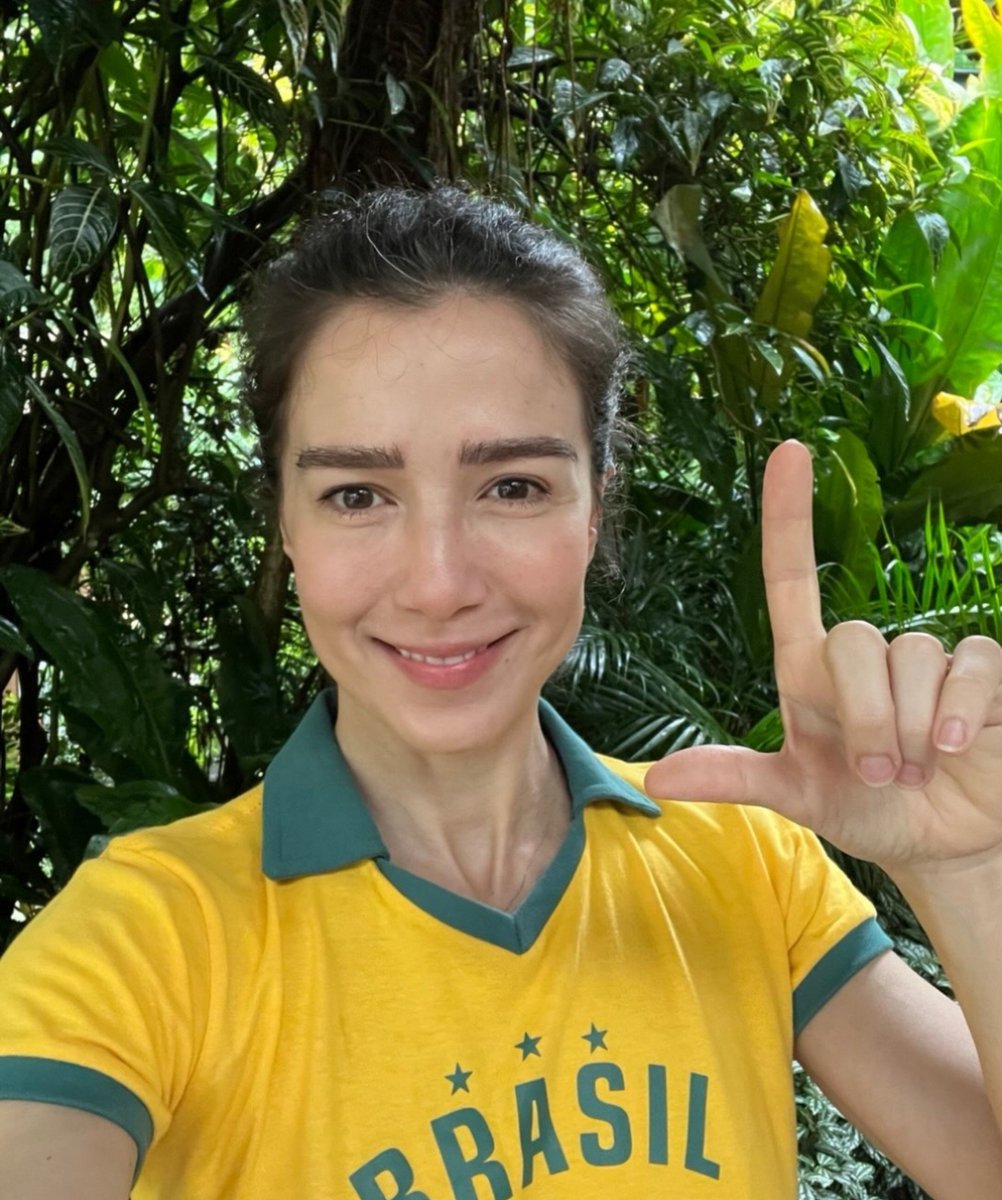 jotauelleia's tweet photo. a marjorie estiano fazendo o L usando a camisa do brasil 🤏🏼🥹⭐️ https://t.co/CUbVCHqlLy