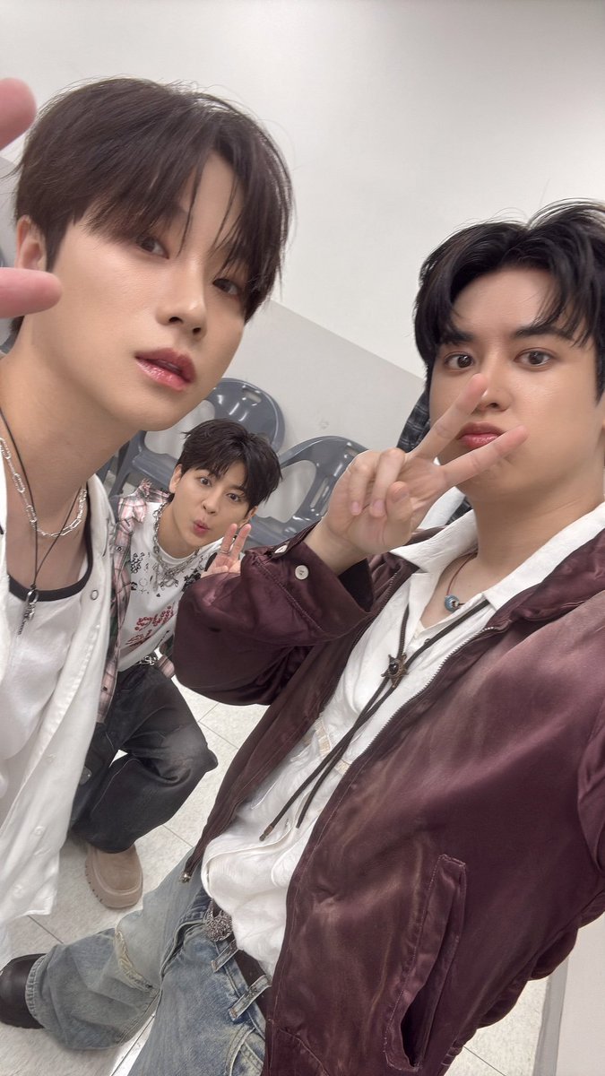 jiwonmuse's tweet photo. iKON heartbeat backstage dari chanwoo!!! wkwkwkw ini mah emang terlihat nyaman mereka di shower roomnya (iya dah yang penting happy) 😭❤️ https://t.co/gOdTJLB6sm