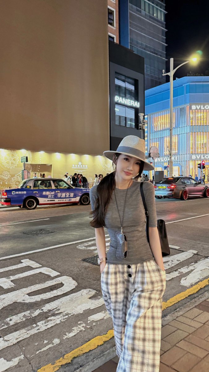 Freya9523's tweet photo. Fitted grey knit top with plaid wide-leg trousers, decorated with straw hat, bustling city night street, modern laid-back vibe #citynightlook #streetfashion https://t.co/h1tBd7WfZF