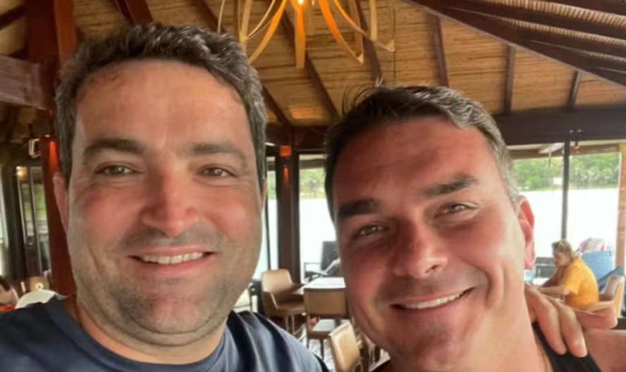 BlogdoNoblat's tweet photo. Advogado amigo de Flávio recebia votos do STJ e pareceres do MPF vazados. O advogado Willer Tomaz, amigo de Flávio Bolsonaro (PL-RJ), recebia minutas de decisões do STJ (Superior Tribunal de Justiça) e do MPF (Ministério Público Federal) antes da publicação, aponta investigação da Polícia Federal. Um dos interlocutores de Tomaz é o procurador aposentado Antônio Carlos Simões Soares, também ligado a Flávio Bolsonaro. Ele é suspeito de vazar informações sigilosas e combinar o conteúdo de pareceres com o advogado. Soares foi subprocurador —topo da carreira no MPF— e chegou a ser cotado para o cargo de procurador-geral da República em 2019, no governo de Jair Bolsonaro, devido à proximidade com Flávio e Willer. Ele se aposentou em março deste ano (uol)