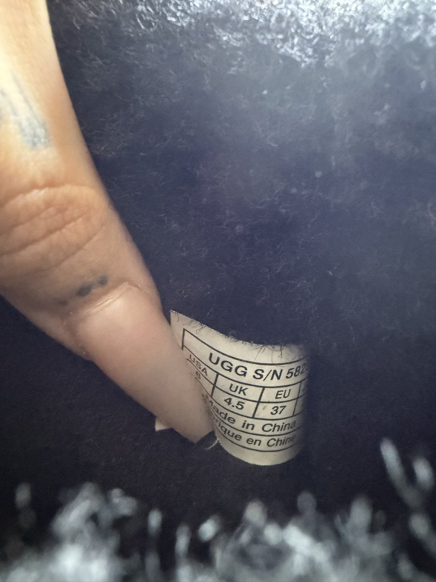 lilblurrywrld's tweet photo. @vinted @vintedUK i purchased these shoes for £30 and they came the wrong size and the only solution offered is to return them and get a full refund. i want a partial refund and to keep them so i can gift them forward. sort this out please. absolutley not my fault the seller lied https://t.co/li543TBuRG