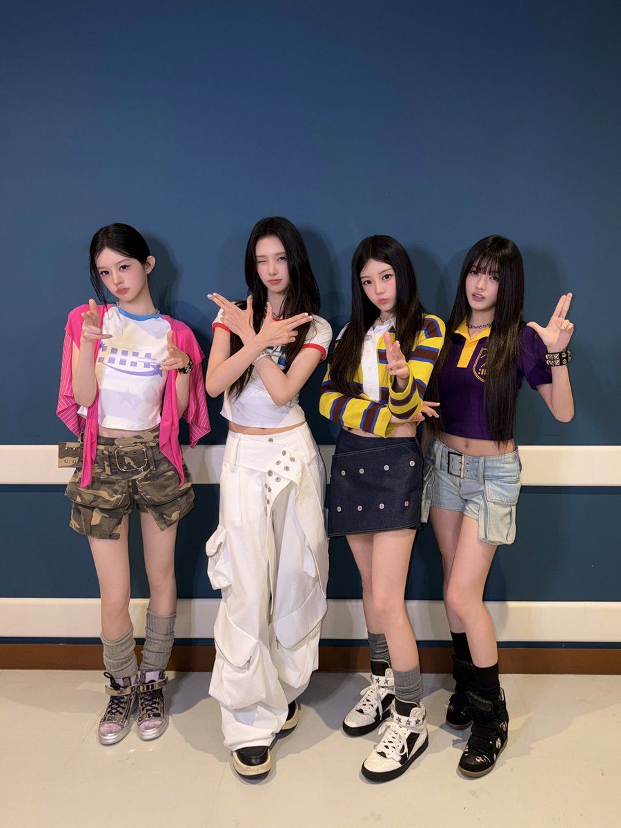ILLIT_official's tweet photo. [#DAILY_IT]
글릿🎀 어디가지 말아요~!
체포하겠어 ୧(`꒳´* )ว𓈒𓏸🩷

261017 @ PRESS START♥︎ ENCORE in KOREA
#ILLIT #아일릿 https://t.co/UXORlOGrkD