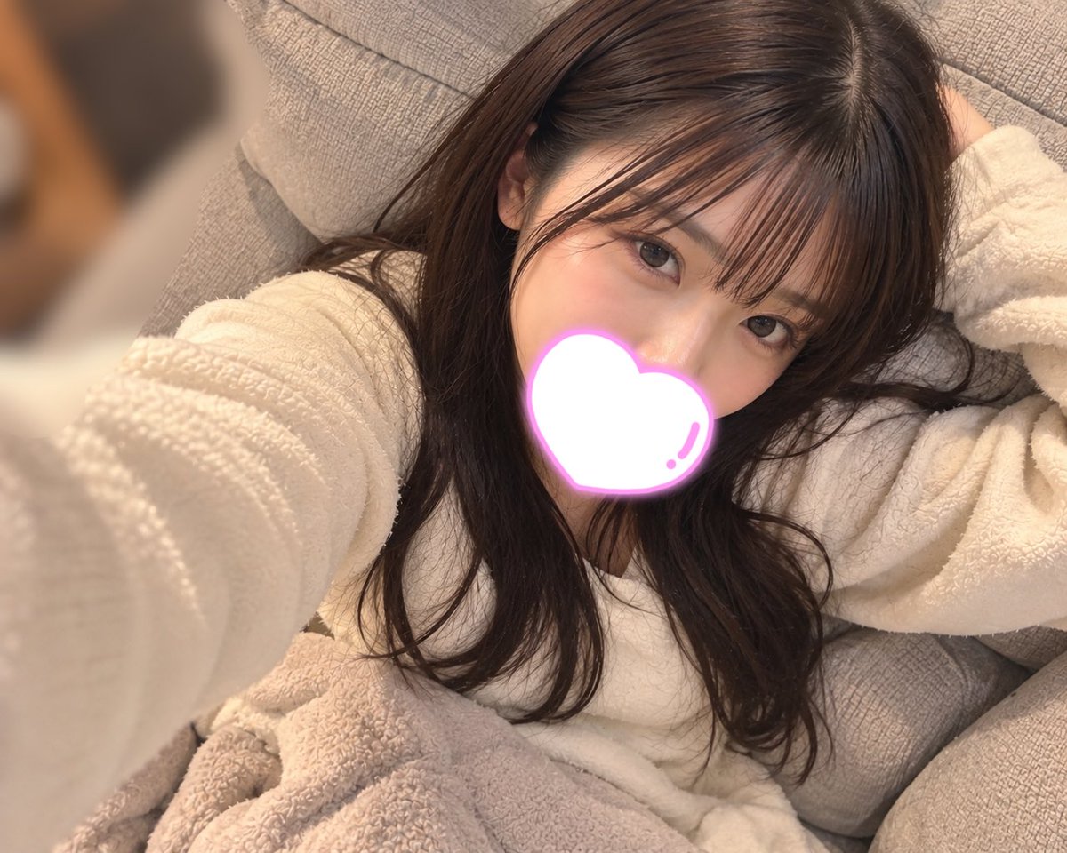 mimi3mimi7's tweet photo. こんばんは☺️🌙

今日はお休みだったので、思いっきり自分を甘やかしちゃいました🤭♡

お菓子を食べながら、前から気になってたアニメをまったり鑑賞🍫📺

気づいたら何話も続けて見ちゃってた😂

たまには何も考えずに、好きなことだけして過ごす休日もいいよね🥹🤍

みんなは今日どんな1日だった？ https://t.co/p9DLS7hp2u