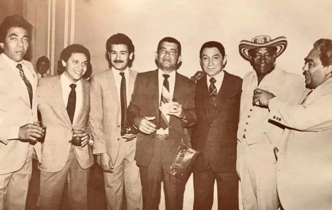 P_Cultural's tweet photo. Una foto de muchos quiilates... 

¿Reconoces las figuras que aparecen en ella? 

#Vallenato #Cultura #Colombia #Folclor https://t.co/LluMehzExC