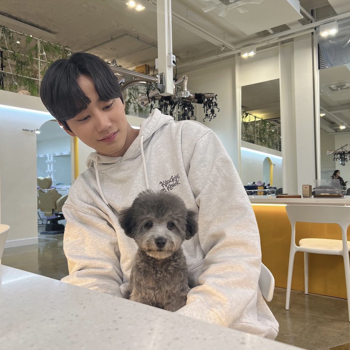 Lee2_60's tweet photo. 준영님 레오랑 찍은 사진 너무 좋다
막 남친같고 그래.. https://t.co/rpu8ajv5Ry