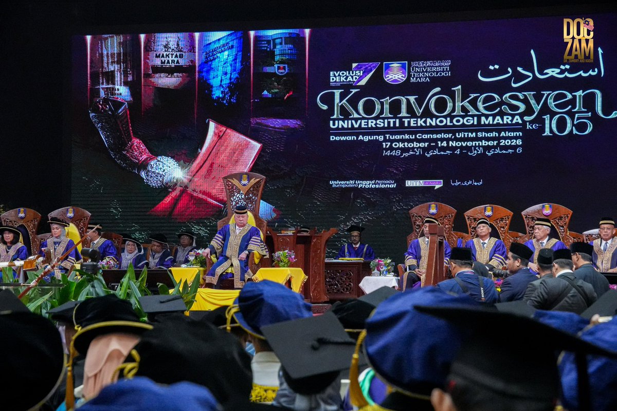 ZambryOfficial's tweet photo. Menjunjung kasih Kebawah Duli Yang Maha Mulia Seri Paduka Baginda Yang di-Pertuan Agong Sultan Ibrahim atas perkenan berangkat menyempurnakan Istiadat Konvokesyen Universiti Teknologi MARA (UiTM) Kali Ke-105 di Dewan Agung Tuanku Canselor, UiTM Shah Alam, hari ini.

Turut berangkat DYMM Tengku Permaisuri Hajah Norashikin, Tengku Permaisuri Selangor merangkap Pro-Canselor UiTM.

Pada istiadat ini, Seri Paduka Baginda selaku Canselor UiTM berkenan menganugerahkan gelaran Profesor Emeritus kepada Datuk Dr. Hajah Roziah Mohd Janor, Naib Canselor wanita pertama UiTM, serta mengurniakan Anugerah Graduan Terbaik Utama UiTM 2026 kepada 15 graduan cemerlang.

Tahniah kepada 32,630 graduan UiTM yang diraikan dalam istiadat konvokesyen kali ini. Kejayaan ini bukan sekadar pengiktirafan terhadap pencapaian akademik, tetapi juga lambang pengorbanan ibu bapa, keluarga dan para pendidik yang sentiasa menjadi tulang belakang kejayaan mereka.

Saya berharap ilmu dan pengalaman yang diperoleh sepanjang berada di universiti dapat dimanfaatkan sebaik-baiknya untuk membina masa depan, menyumbang kepada masyarakat serta membawa perubahan yang bermakna kepada negara.

UiTM telah memainkan peranan besar dalam membuka peluang pendidikan tinggi dan melahirkan generasi profesional Bumiputera yang menjadi sebahagian daripada kekuatan pembangunan negara. Peranan dan legasi ini perlu terus diperkukuh seiring dengan tuntutan serta cabaran masa hadapan.

Daulat Tuanku!

#KonvoUiTM105
#KPT
#doczam