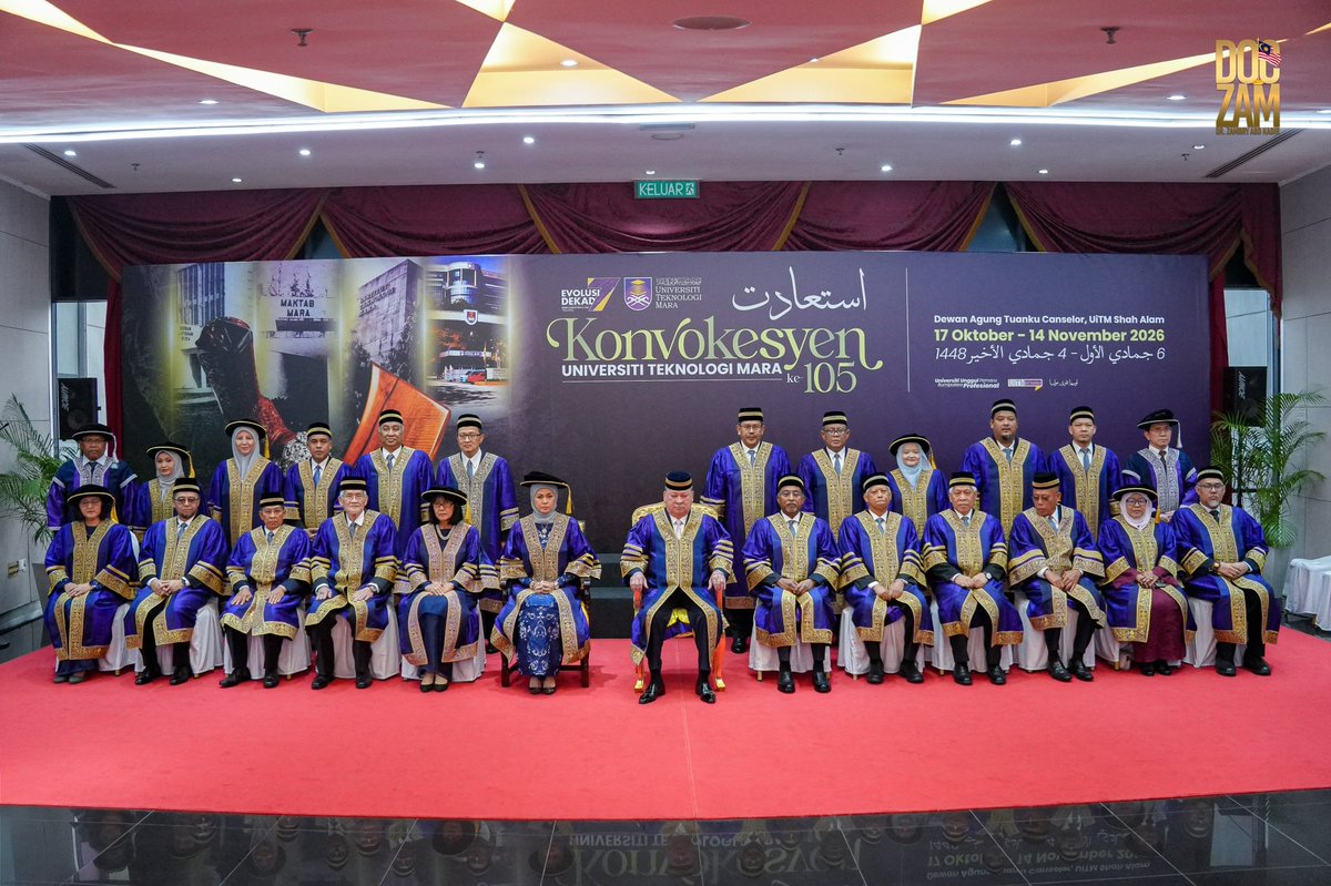 ZambryOfficial's tweet photo. Menjunjung kasih Kebawah Duli Yang Maha Mulia Seri Paduka Baginda Yang di-Pertuan Agong Sultan Ibrahim atas perkenan berangkat menyempurnakan Istiadat Konvokesyen Universiti Teknologi MARA (UiTM) Kali Ke-105 di Dewan Agung Tuanku Canselor, UiTM Shah Alam, hari ini.

Turut berangkat DYMM Tengku Permaisuri Hajah Norashikin, Tengku Permaisuri Selangor merangkap Pro-Canselor UiTM.

Pada istiadat ini, Seri Paduka Baginda selaku Canselor UiTM berkenan menganugerahkan gelaran Profesor Emeritus kepada Datuk Dr. Hajah Roziah Mohd Janor, Naib Canselor wanita pertama UiTM, serta mengurniakan Anugerah Graduan Terbaik Utama UiTM 2026 kepada 15 graduan cemerlang.

Tahniah kepada 32,630 graduan UiTM yang diraikan dalam istiadat konvokesyen kali ini. Kejayaan ini bukan sekadar pengiktirafan terhadap pencapaian akademik, tetapi juga lambang pengorbanan ibu bapa, keluarga dan para pendidik yang sentiasa menjadi tulang belakang kejayaan mereka.

Saya berharap ilmu dan pengalaman yang diperoleh sepanjang berada di universiti dapat dimanfaatkan sebaik-baiknya untuk membina masa depan, menyumbang kepada masyarakat serta membawa perubahan yang bermakna kepada negara.

UiTM telah memainkan peranan besar dalam membuka peluang pendidikan tinggi dan melahirkan generasi profesional Bumiputera yang menjadi sebahagian daripada kekuatan pembangunan negara. Peranan dan legasi ini perlu terus diperkukuh seiring dengan tuntutan serta cabaran masa hadapan.

Daulat Tuanku!

#KonvoUiTM105
#KPT
#doczam