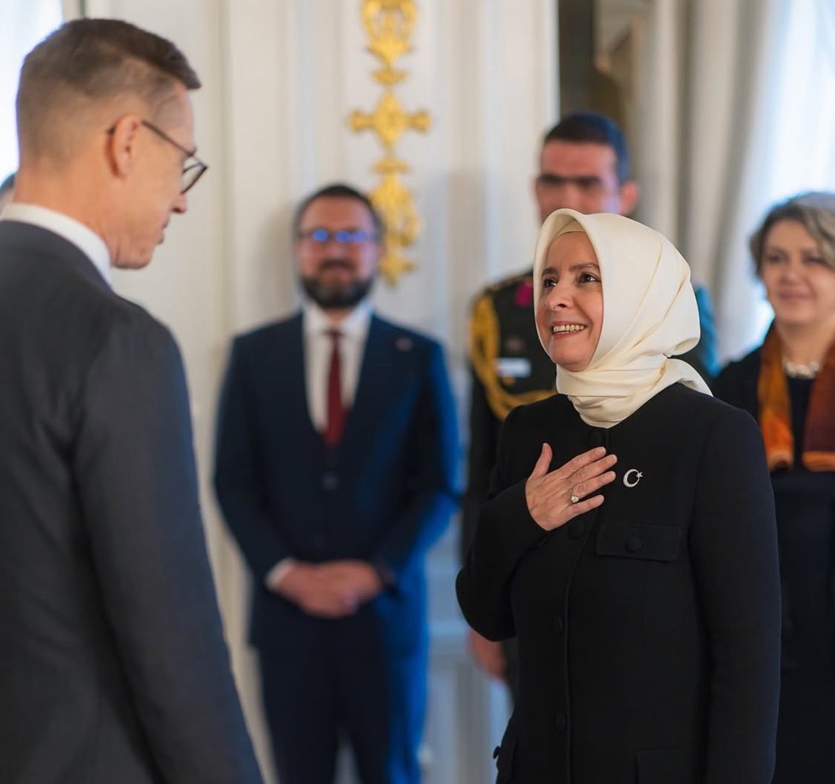 ToplumsalMht267's tweet photo. Fonlar uçtu, büyükelçiliğe kondu!

​Fon dolandırıcılığıyla bilinen Fatma Betül Sayan Kaya’nın kardeşi Ayşe Hilal Sayan Koytak, Helsinki Büyükelçiliği görevine başladı. https://t.co/JPjcJho22B