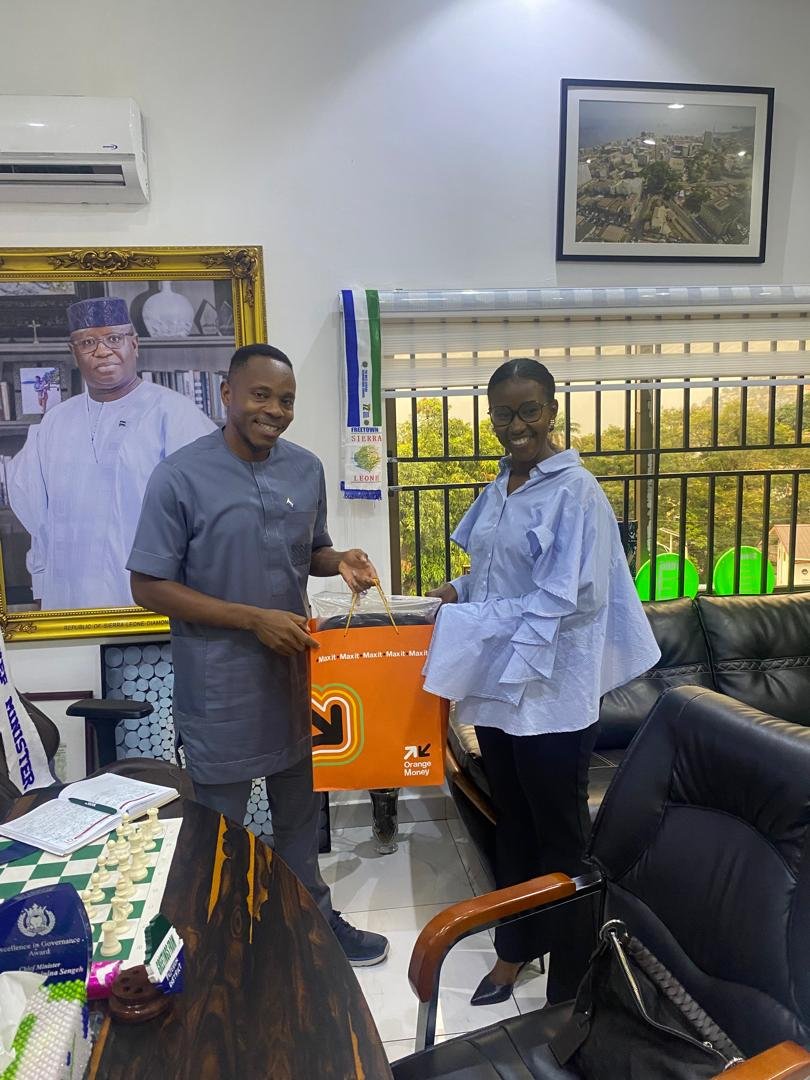DroneNewsp396's tweet photo. ORANGE SIERRA LEONE GOES THE EXTRA MILE TO CELEBRATE AND APPRECIATE CUSTOMERS DURING CUSTOMER SERVICE WEEK 2026
βOrange SL celebrated #CustomerServiceWeek2026 by hitting the streets nationwide! Staff gifted loyal users & listened to real feedback to boost network quality support. https://t.co/Tp4pQYfWSY