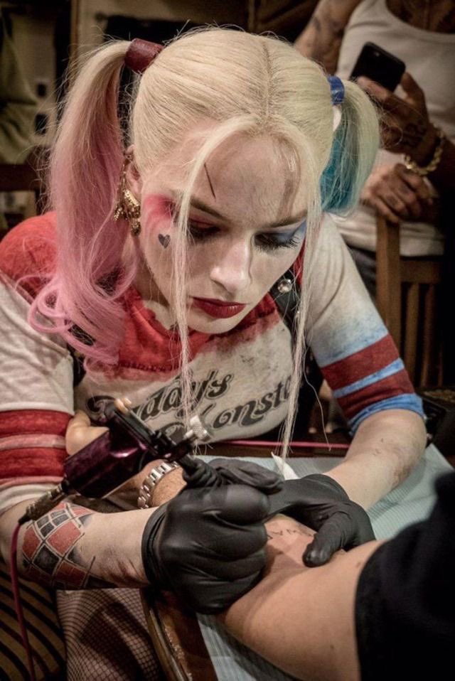 MargotRMedia's tweet photo. Margot Robbie giving Tattoo's bts of The Suicide Squad (2016) https://t.co/5LtbIncBa2