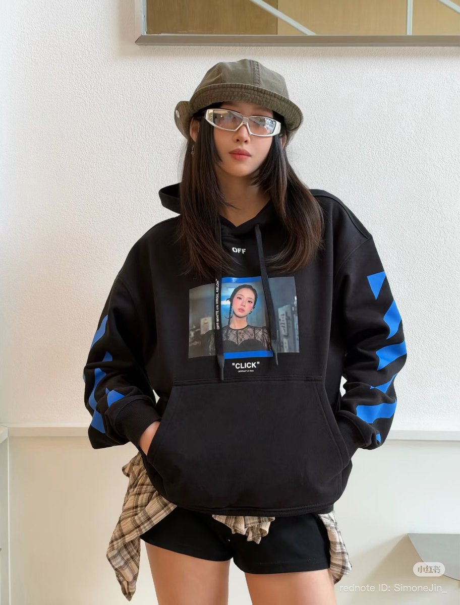 Nachu9876's tweet photo. Jisoo Click x Off-White collab is SO GOOD 😭🔥 Every single item looks so cool!! https://t.co/sU74PtFGSE