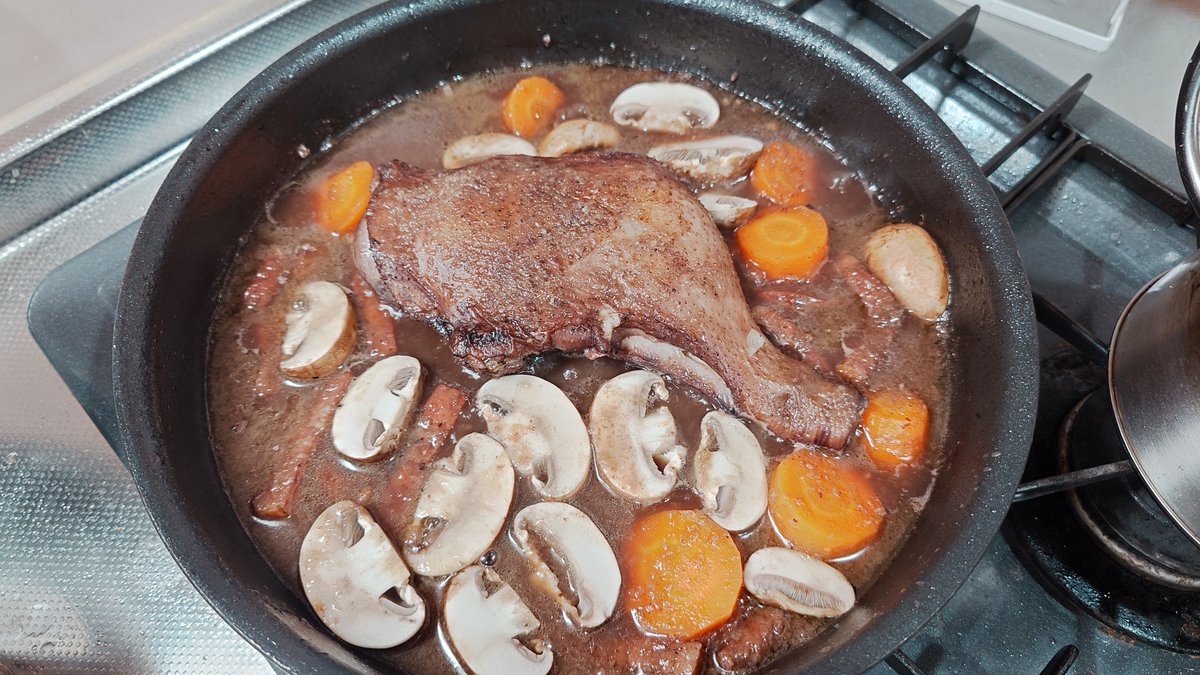 AlbertHatsuda's tweet photo. 昨日は骨付きの鶏モモ肉が安売りされていたので、今夜はフランスの鶏肉の赤ワイン煮込み　コック・オー・ヴァン(coq au vin)を作って食べました👨‍🍳🇫🇷
赤ワインはフランスのボルドー産のフルボディのもので、料理のソースと料理に合わせる酒にも利用しました. ソースのコクを出してくれるワインでした. https://t.co/mbRDn0oUhc