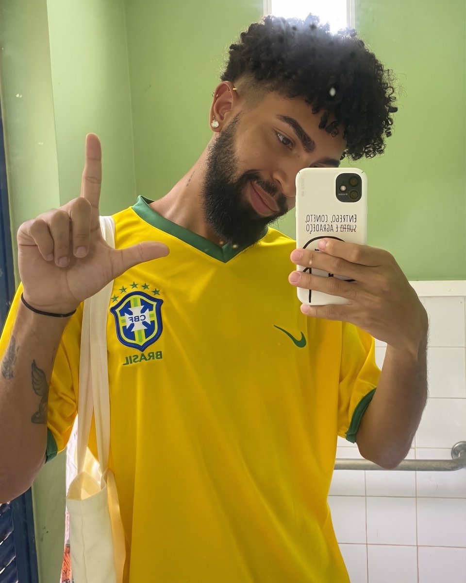 santojeferso's tweet photo. A bandeira é nossa!!! #BrasilComLula #brasilinteiro #VerdeEAmareloÉDeTodos #NossaBandeiraEVerdeEAmarela https://t.co/RtgmBP2ypa