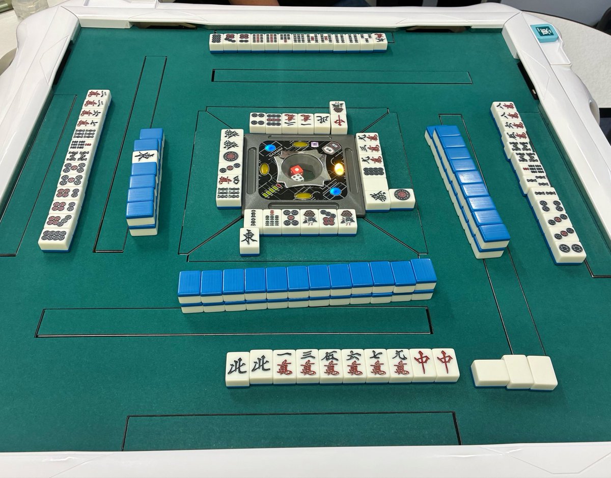 Ricky_8739's tweet photo. 本日は牧野さんの勉強会へ🀄️

6巡目までの手組み、南場実戦形式の2本立てで、約6時間ご指導いただきました。

勝負手での余剰牌の持ち方、タンヤオへの意識強化、字ポン発進の考え方など、今後の改善に繋がる学びがたくさん📝

このために上京して本当によかったと感じた1日でした！滋賀に帰ります🚄 https://t.co/0nEu6cGJWv
