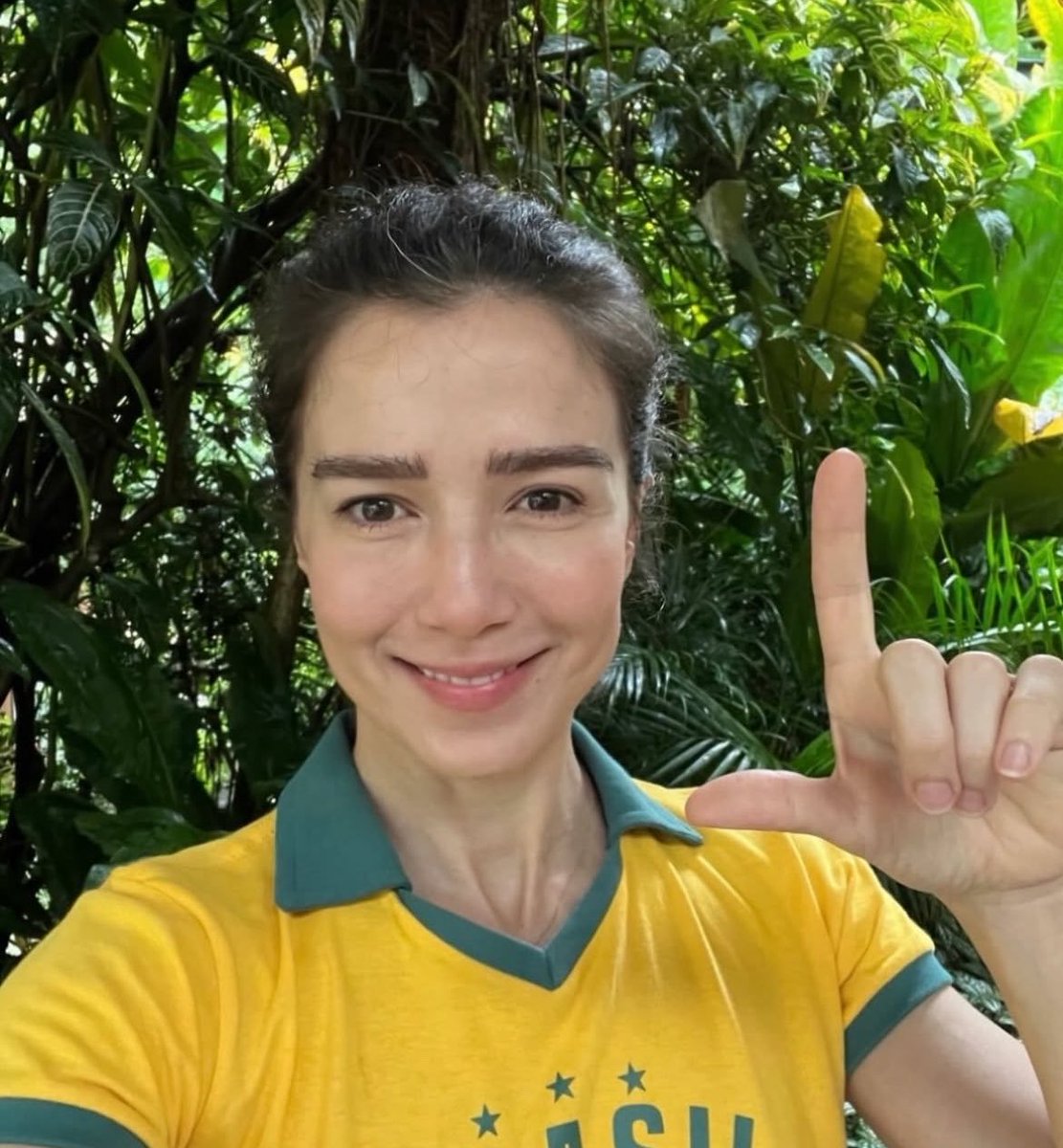 poptime's tweet photo. Enquanto Flávio Bolsonaro implora para ter apoio, diversos artistas aderem ao movimento verde e amarelo de Lula com a camisa do Brasil fazendo o L 🇧🇷 https://t.co/YGqQgkhwFq