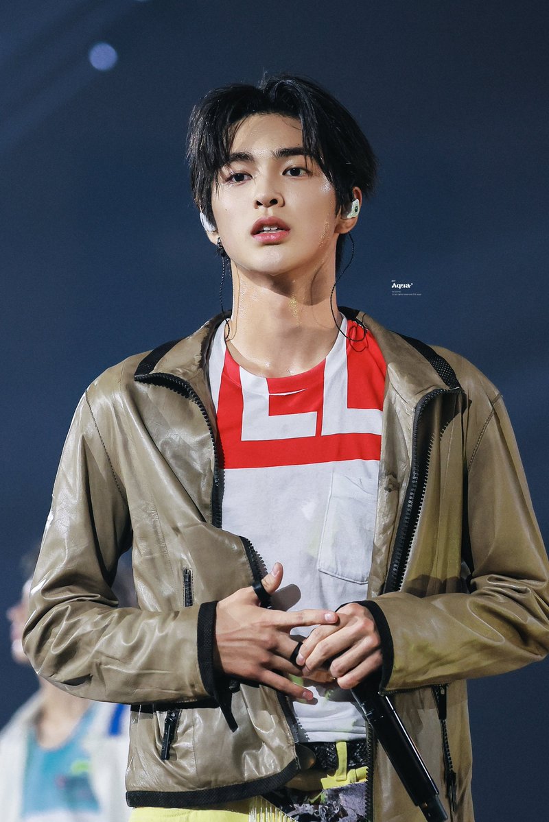 bluerryahn's tweet photo. visual keonho tuh beneran kayak crown prince di manhwa romance fantasy, gantengnya unreal 😭 https://t.co/0hNuNRcUIr