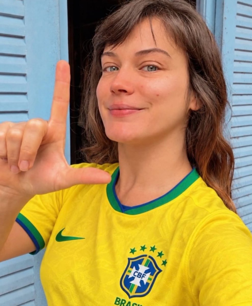 poptime's tweet photo. Enquanto Flávio Bolsonaro implora para ter apoio, diversos artistas aderem ao movimento verde e amarelo de Lula com a camisa do Brasil fazendo o L 🇧🇷 https://t.co/YGqQgkhwFq